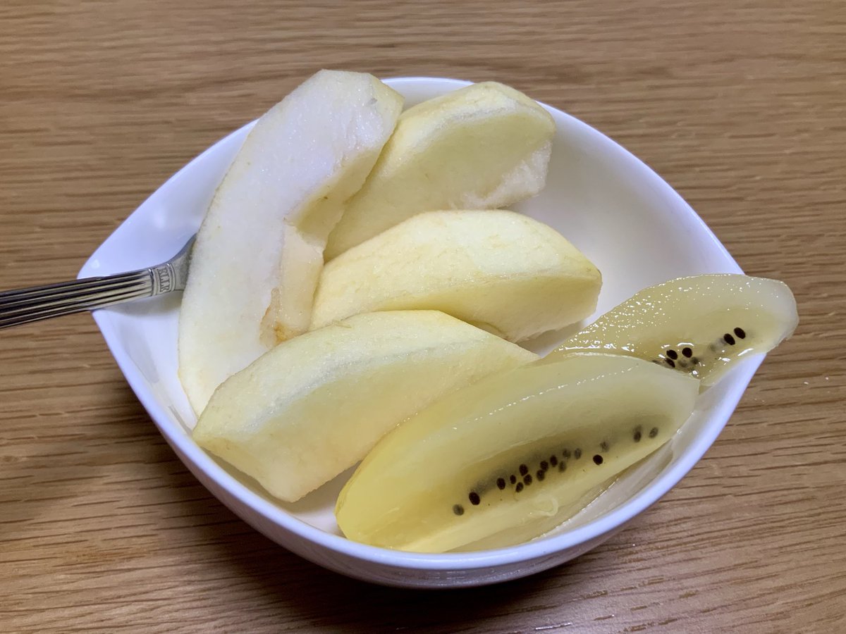OREO_smile_'s tweet photo. 食後のデザートは🍎と🥝です https://t.co/TReVXeo7in