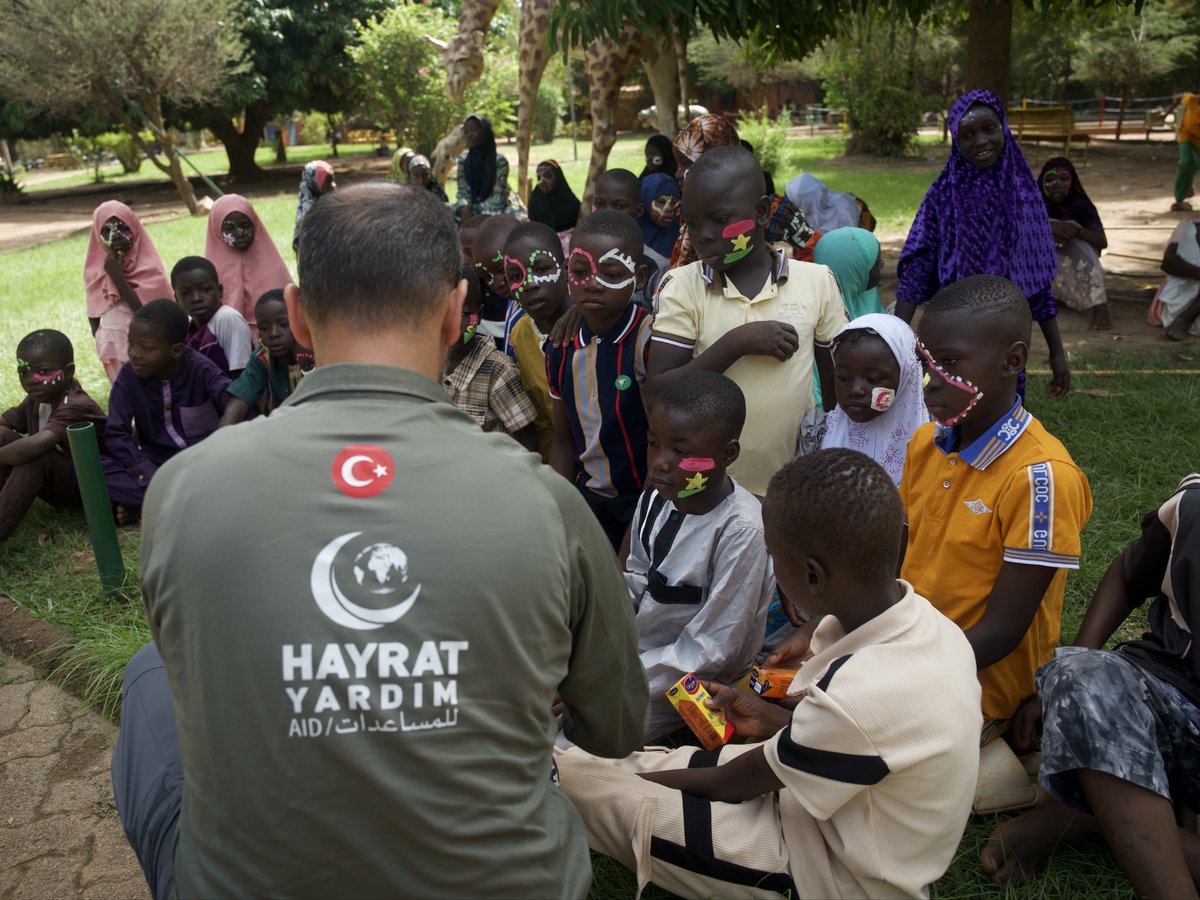 hayratyardim's tweet photo. 📍 Burkina Faso

Hamiliğini üstlendiğiniz yetim kardeşlerimiz için düzenlediğimiz etkinlikler devam ediyor.

🎠 Kardeşlerimizle eğlenceli anlar yaşıyor,
🪁 Çeşitli hediyelerle yüzlerini güldürüyoruz.

Siz de bir yetime hami olmak ister misiniz?

💌 YETİM > 5876 > ₺50
🌐 https://t.co/gbLecVIpBT
