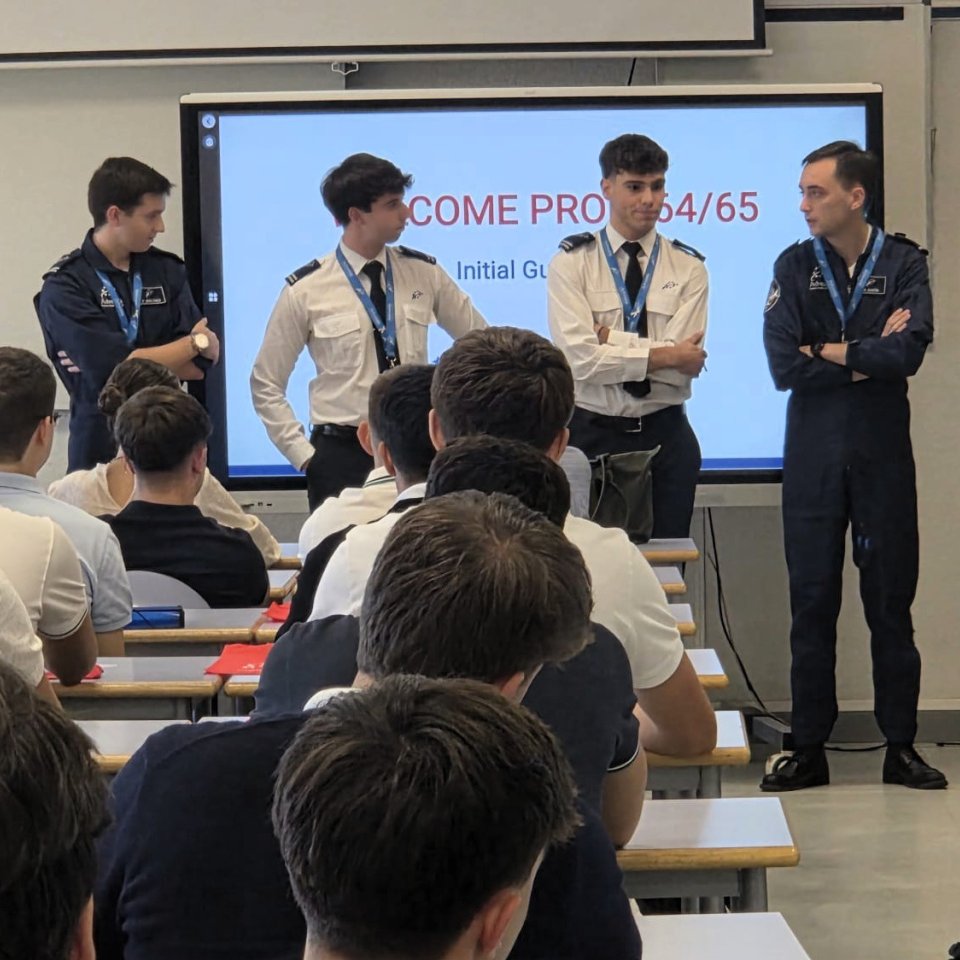 usal's tweet photo. Despegue histórico en la Escuela de Pilotos de la USAL ✈️🎓

Las promociones 64.ª de Integrado y 65.ª de Grado en Piloto de Aviación Comercial de @Info_Adventia - Escuela de Pilotos de la USAL ya han comenzado sus clases. 🛫

Además, el número de alumnas continúa aumentando respecto al curso anterior, reforzando la presencia de mujeres en la formación de futuros pilotos y reflejando la evolución hacia un sector aeronáutico cada vez más diverso. 🧑‍✈️

Este nuevo curso arranca con un crecimiento del 30% en matriculaciones respecto al año anterior, un nuevo récord en los más de 50 años de historia de la escuela. 📈

¡Bienvenidos, futuros pilotos! 👩‍✈️👨‍✈️

➡️ https://t.co/C7YT9JCwlD