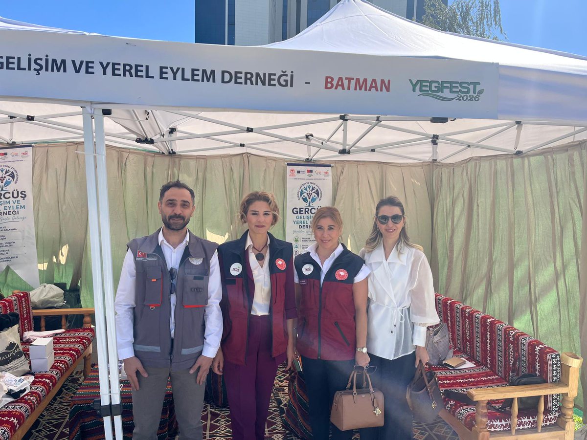 TkdkBatman's tweet photo. TKDK Batman İl İrtibat Ofisi ve Gercüş Yerel Eylem Grubu Derneği olarak Batman'ımızı ve Gercüş'ümüzü temsil etmekten gurur duyuyoruz. Yerel kalkınma vizyonumuzu paylaşmak ve projelerimizi anlatmak için heyecanla standımızda ziyaretçilerimizi ağırlıyoruz. ✨#TKDKBatman #Gercüş https://t.co/Q40jVrXc6R