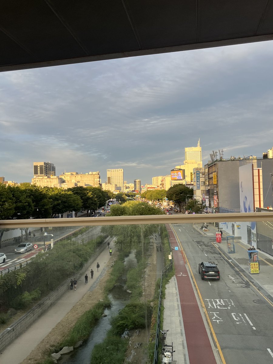 m00ramy's tweet photo. 걸어서 종 로 속 으 로 🚶‍♀️🚶‍♀️ https://t.co/xzLk0tTBBX