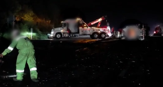GN_Carreteras's tweet photo. #Tomeloencuenta en #Jalisco continua cierre total de la circulación por #Vehiculoincendiado cerca del Km 062+000, de la carretera Guadalajara – Colima, a la altura de la localidad de Usmajac. Atienda indicación vial. https://t.co/YrAf8Om9x7