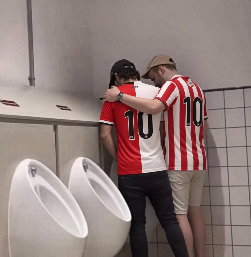 Sydmeister71's tweet photo. Het was een bijzondere week voor het Nederlandse #CL voetbal …beetje tegenvallertje wel hè.
Geen nood, mensjes: AJAX is op de weg terug hoor …. Komt ammaal goed
#BARfey #psvSHA https://t.co/t2MDjp9Tdb