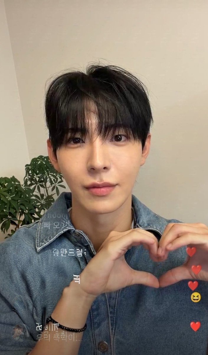 dewdrops_kp0204's tweet photo. See the smile after pinning Domin's comment😭🥹🌸
& His cute poses 😺🫶🏻
#SUMMERTIME #SungInho
#KimDomin #bl https://t.co/vWBziBRtib