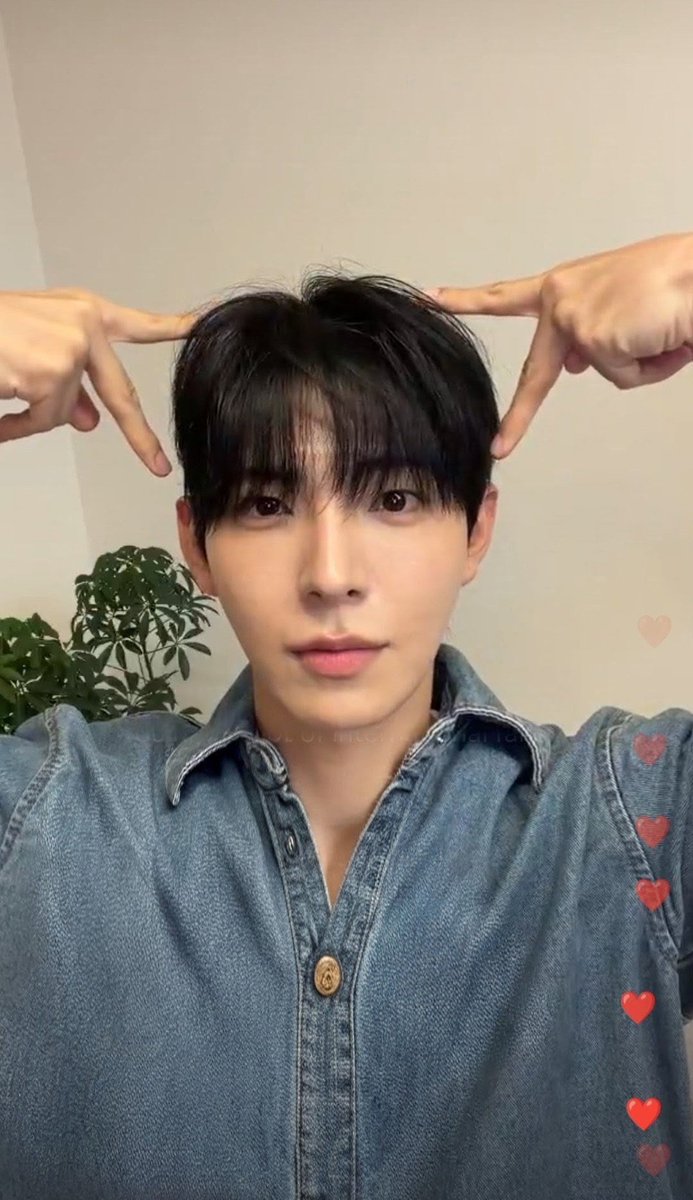 dewdrops_kp0204's tweet photo. See the smile after pinning Domin's comment😭🥹🌸
& His cute poses 😺🫶🏻
#SUMMERTIME #SungInho
#KimDomin #bl https://t.co/vWBziBRtib