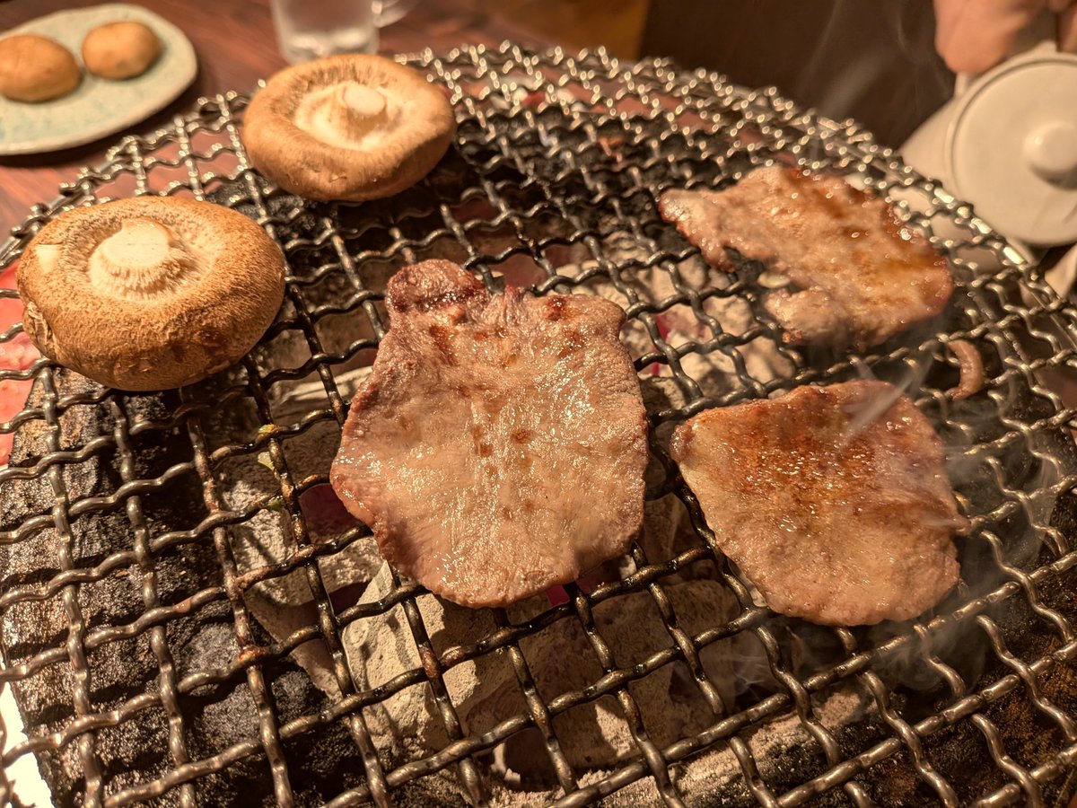 christel_516's tweet photo. 初手の牛タンに椎茸を添える季節。 https://t.co/O60AD2QR55