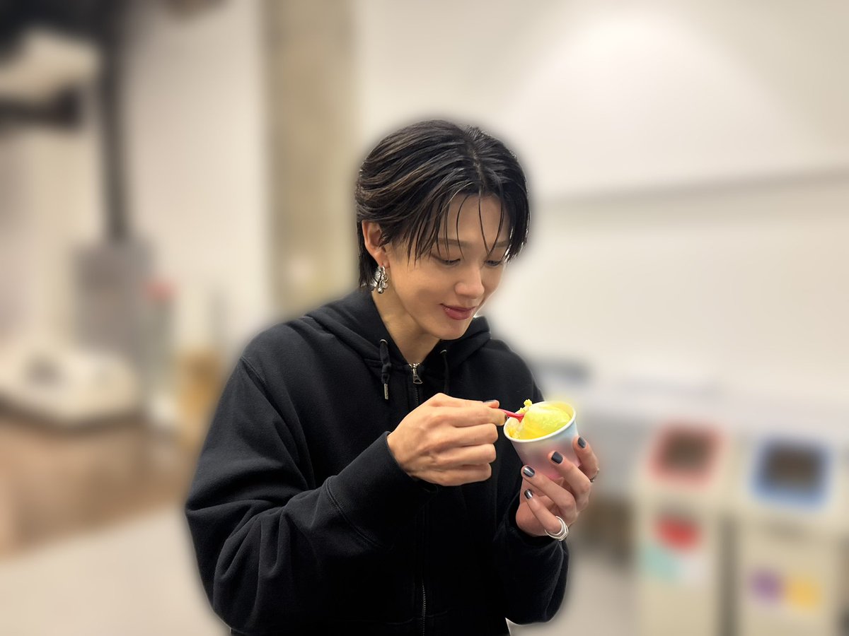 buddiis's tweet photo. アーティスト写真撮影時のオフショット公開！

📸撮られてる！のFUMINORI

📸いただきますのFUMINORI

📸俺ねこのアイス大好き♪のFUMINORI https://t.co/UNshfS8OQz