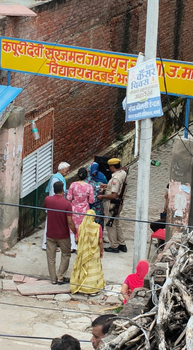 pushkar0808's tweet photo. निर्वाचन आयोग के नियमों के अनुसार एक पुलिस वाले को मतदाता की id चेक करने का कोई अधिकार नहीं है। फिर भी राजस्थान के भरतपुर जिले में नदबई नगर पालिका के चुनाव 2026 में एक पुलिस वाला हर मतदाता की id को चेक किस नियम से कर रहा है। क्या कोई बताएगा? @RajPoliceHelp @ECISVEEP https://t.co/Ih2XQhIk9t