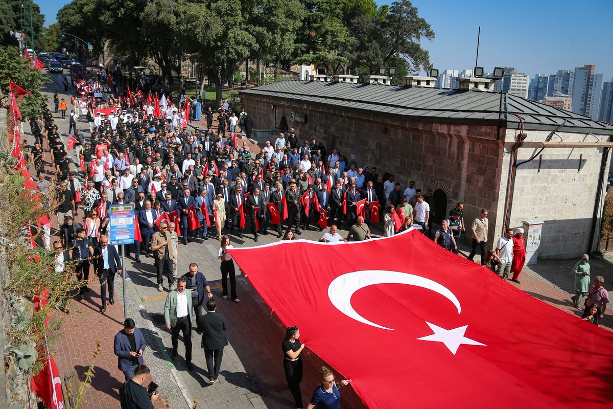 BursaKentKonsey's tweet photo. Bursa Kent Konseyi Başkanımız Orhan Samast, Bursa’mızın düşman işgalinden kurtuluşunun 104. yıl dönümü kapsamında Bursa Valiliği tarafından düzenlenen kutlama programlarına katıldı. https://t.co/m3bo11qc9a