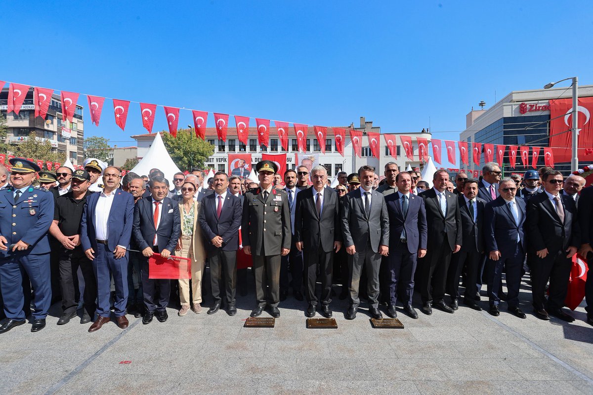 BursaKentKonsey's tweet photo. Bursa Kent Konseyi Başkanımız Orhan Samast, Bursa’mızın düşman işgalinden kurtuluşunun 104. yıl dönümü kapsamında Bursa Valiliği tarafından düzenlenen kutlama programlarına katıldı. https://t.co/m3bo11qc9a