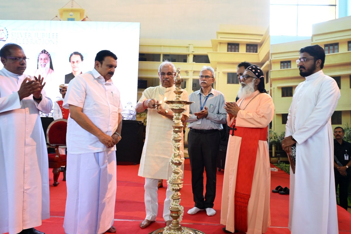 KeralaGovernor's tweet photo. സ്വഭാവ രൂപവൽക്കരണത്തിന് വിദ്യാഭ്യാസത്തിൽ ഊന്നൽ നൽകണമെന്ന് ഗവർണർ രാജേന്ദ്ര വിശ്വനാഥ് ആർലേക്കർ.
ഇന്നിവിടെ മാർ ബാസേലിയസ് കോളേജ് ഓഫ്‌ എൻജിനിയറിങ്ങ് ആൻഡ് ടെക്നോളജിയുടെ രജത ജൂബിലി ആഘോഷങ്ങൾ ഉദ്ഘാടനം ചെയ്ത് സംസാരിക്കവേ സ്വഭാവ ശുദ്ധിയുടെ അഭാവം ഇന്ന് സമൂഹം നേരിടുന്ന വെല്ലുവിളിയാണെന്ന് അദ്ദേഹം ചൂണ്ടിക്കാട്ടി. ശാസ്ത്ര സാങ്കേതിക നേട്ടങ്ങളും സാമ്പത്തിക വളർച്ചയും സ്വഭാവ ശുദ്ധിയുടെ അഭാവം നിരർത്ഥകമാവും. കലാലയങ്ങൾ വിദ്യാർഥികളുടെ സ്വഭാവ രൂപീകരണത്തിൽ കൂടി ശ്രദ്ധ കേന്ദ്രീകരിക്കണം. യുവജന പ്രക്ഷോഭങ്ങളിൽ ഉയർത്തുന്ന മുദ്രാവാക്യങ്ങൾ ചിലപ്പോൾ സഭ്യതയുടെ അതിരുകൾ ലംഘിക്കുന്നു. ജന്ദർ മന്തർ പ്രക്ഷോഭണ അടുത്തിടെ സംഭവിച്ചത് അതാണ്.
ഇത് പ്രക്ഷോഭണത്തിന്റെയും പ്രക്ഷോഭകാരികളുടെയും പ്രതിഛായയെ ബാധിക്കുന്നു. പുതിയ
ദേശീയ വിദ്യാഭ്യാസനയം നമ്മുടെ വിദ്യാർത്ഥികളുടെ സമഗ്ര വളർച്ച ലക്ഷ്യമാക്കി ഉള്ളതാണ്. നയം സംബന്ധിച്ച അഭിപ്രായ വ്യത്യാസങ്ങൾ ആർക്കും ഉന്നയിക്കാവുന്നതാണ്. അവ ചർച്ചകളിലൂടെ വേണം പരിഹരിക്കേണ്ടത്. സംഘർഷത്തിലൂടെയല്ല സംവാദത്തിലൂടെയാണ് സമവായം സാധ്യമാകുകയെന്ന് ഗവർണർ അഭിപ്രായപ്പെട്ടു.