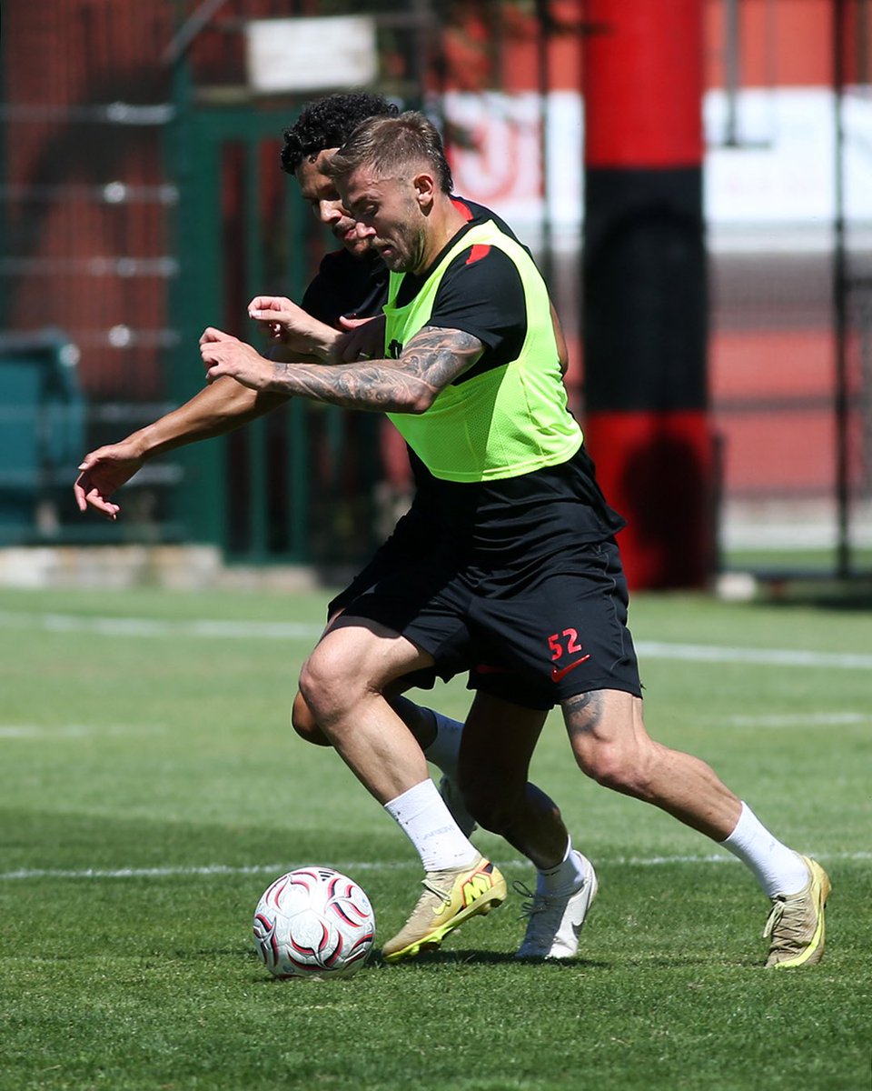kirmizikara's tweet photo. 🔴⚫️ Günün antrenmanından kareler 📸

#KırmızıKara #BurasıAnkara https://t.co/nrwgL5CMY5