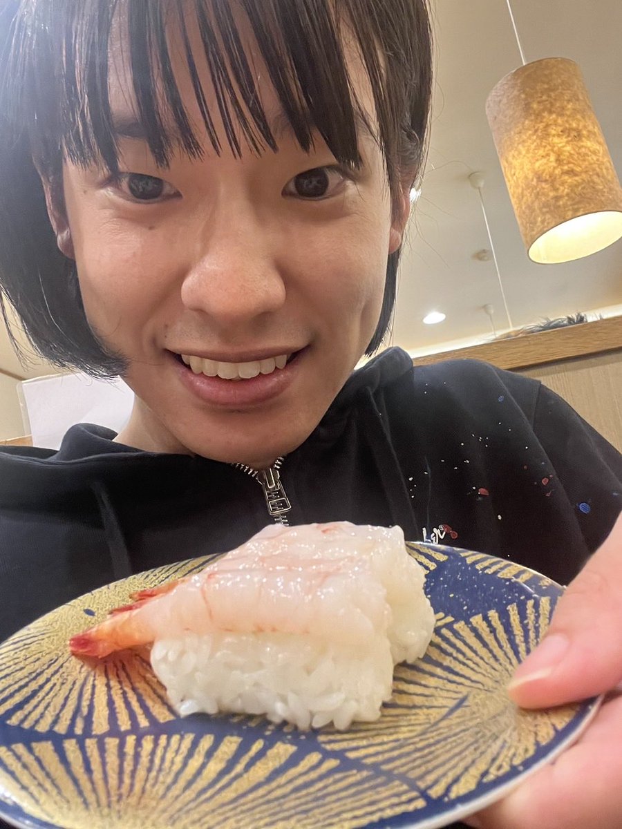 monaki_official's tweet photo. やっほ〜！おヨネです！🤩

本日は「アリオ札幌」さんにてリリースイベントを行わせて頂きました...！🗾
ご来場頂いた皆様、ありがとうございました！！🐮

人生初めての北海道上陸...！道路が広くてその周りには緑が広がっていて、空港から降り立った時から「北海道好き！」という気持ちになりました！💘
昨日お寿司をスタッフさん含めた7人で150皿食べたので元気もいっぱい！今まで来ることができていなかった北海道で待って下さっていた、沢山のモナカマの皆様とお会いできて嬉しかったです！！🍣
11月のZeppの追加公演で札幌に戻ってきます！2ヶ月先ですが今からとても楽しみです....！！🤩

P.S. だーれだ？👦