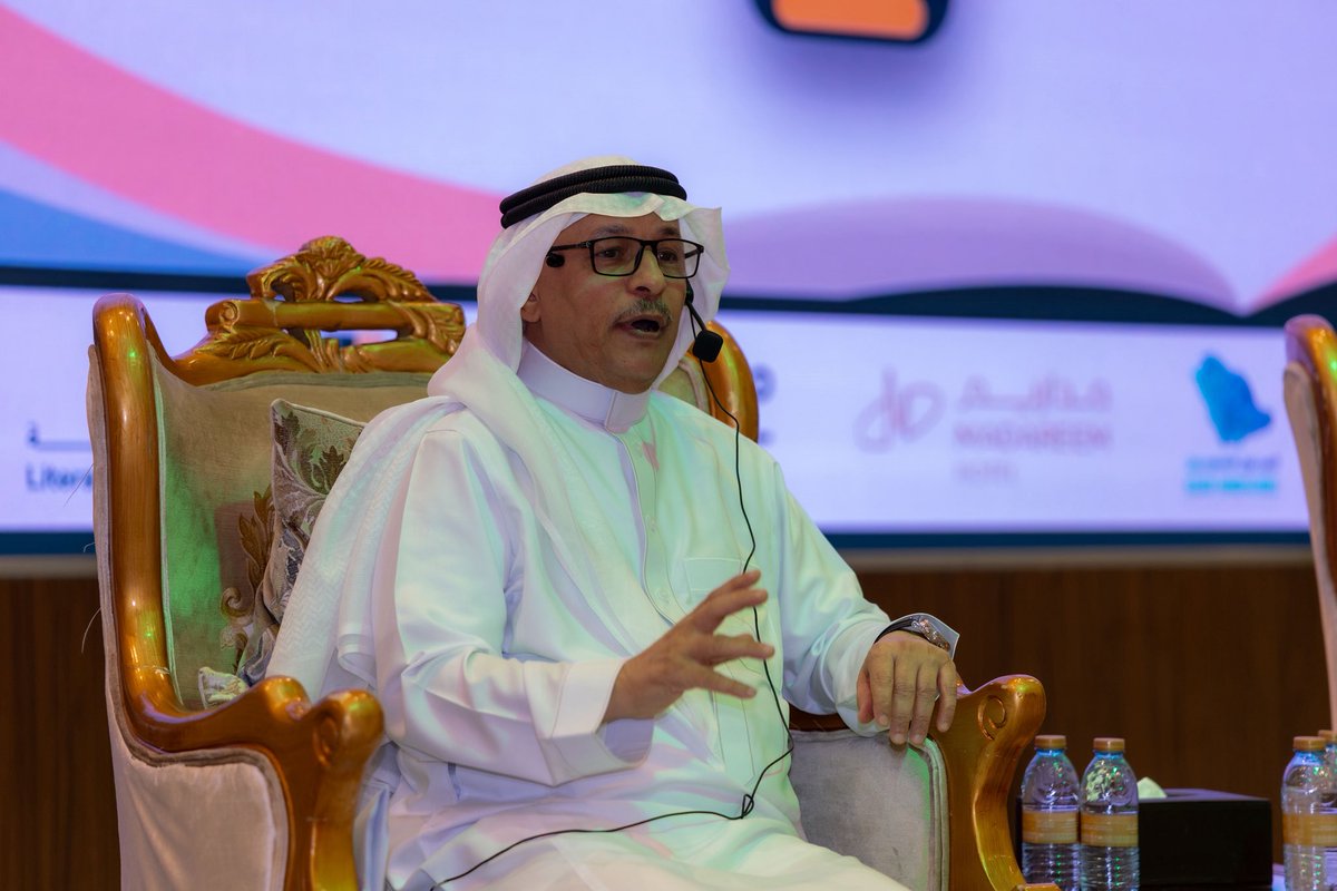 amdsmr1's tweet photo. سعدتُ بما شهده اليوم الثاني من #ملتقى_نالا_للسرد من ثراء نقدي وحضور لافت؛ من قراءة تحولات المجتمع والهوية في القصة السعودية، إلى تسريد المدينة ودلالات المكان، وصولًا إلى شهادات المبدعين وتجاربهم في الكتابة. واختتمنا الدورة الأولى بتوصيات تطمح إلى توثيق تجارب الرواد، والعناية بمنجز محمد علي علوان، ونشر بحوث الملتقى، وتمكين الأصوات الشابة. يومان من الحوار والوفاء والعمل الجماعي أكدا أن القصة القصيرة ما زالت حاضرة ومتجددة، وأن الحكاية التي بدأناها في «نالا» تستحق أن تتواصل.
#ملتقى_نالا_للسرد
#دورة_القاص_محمد_علوان