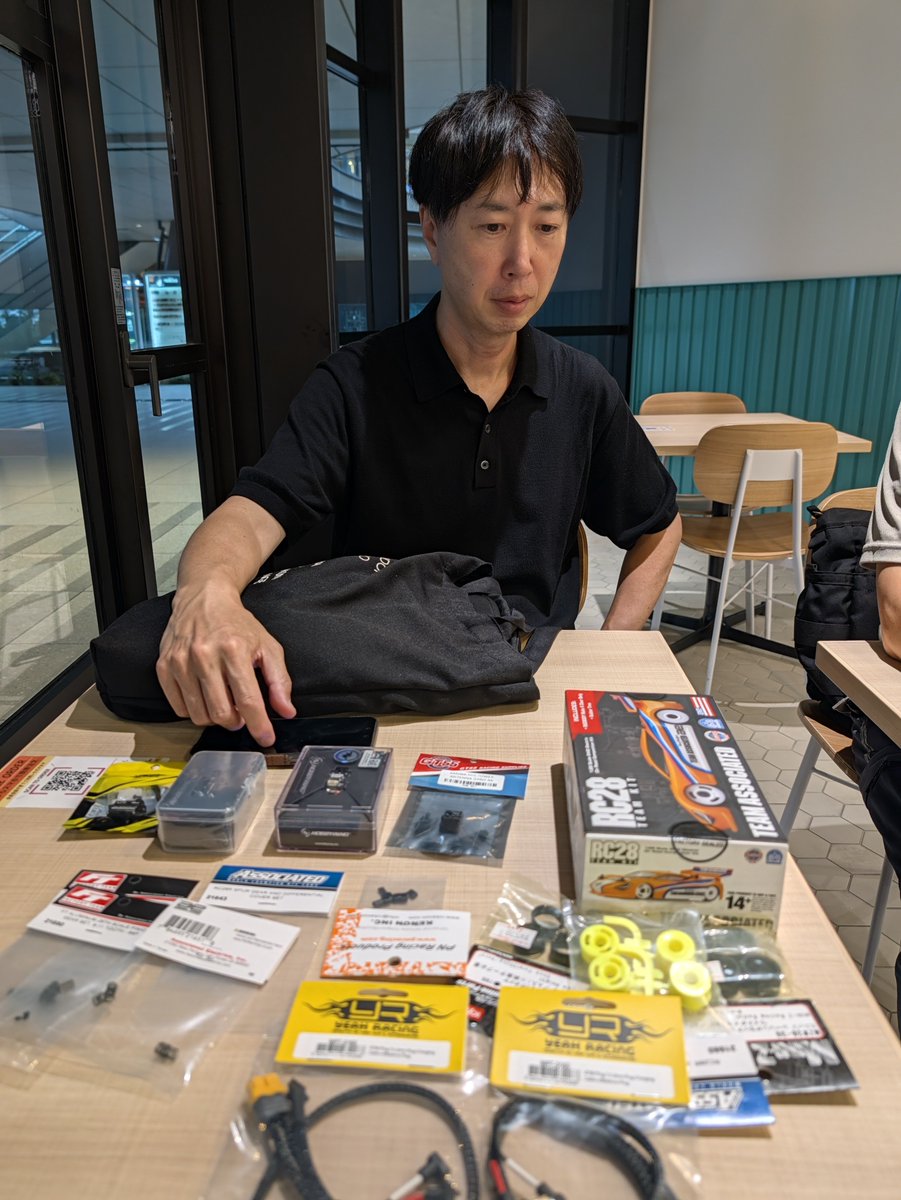 yasukemrc's tweet photo. RC28 デビューしました。ジャイロなしジャンルで心配してましたが意外と走れて安心。＠NBuggy0に静かな圧力。#teamassociated https://t.co/Mhhfjt5hPH