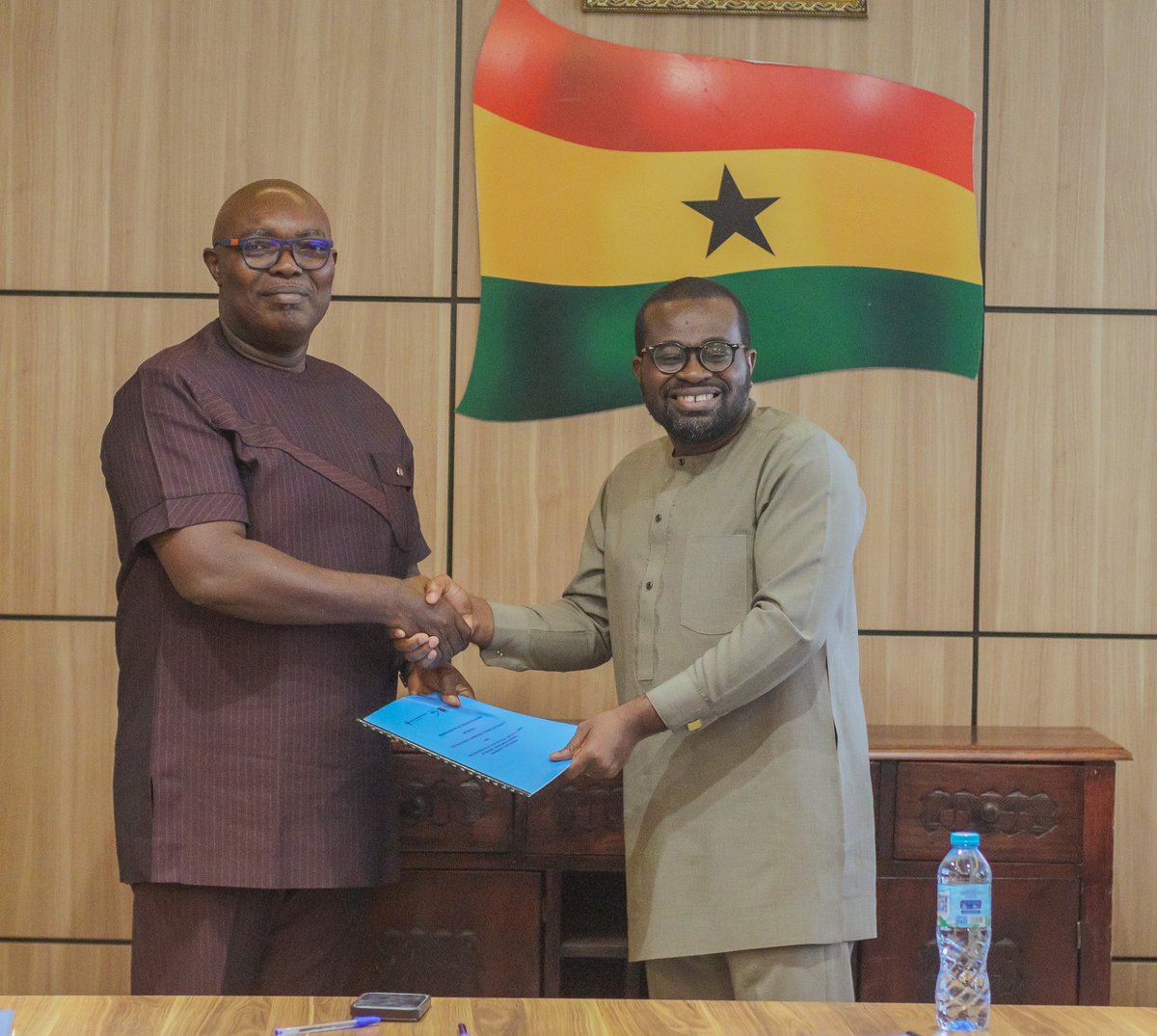 ISSERUG's tweet photo. ISSER &amp; @NCAGhana have formalised a partnership to deepen collaboration in research, policy analysis &amp; capacity devt.
We're excited about the opportunities this creates to connect evidence w/ policy needs, strengthen capacity &amp; advance the goals of both institutions.
#Partnership https://t.co/LTcGhp1Bvx