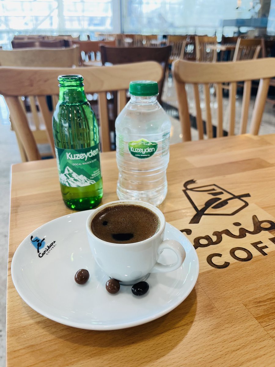 _withesra's tweet photo. kahvemle aşk yaşadığım o muhteşem an 💚 Ankara Gar 🌸 https://t.co/mpHKvAqJw5