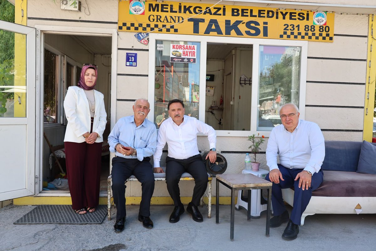 kayserivaliligi's tweet photo. 📍 Melikgazi Tacettin Veli Mahallesi

Valimiz Sayın Gökmen Çiçek, Tacettin Veli Mahallesi’nde esnafımızı ziyaret ederek hemşehrilerimizle bir araya geldi. 

Esnaf ve vatandaşlarımızla sohbet eden Vali Çiçek, talep ve önerileri dinleyerek mahalle sakinleriyle samimi bir buluşma gerçekleştirdi.