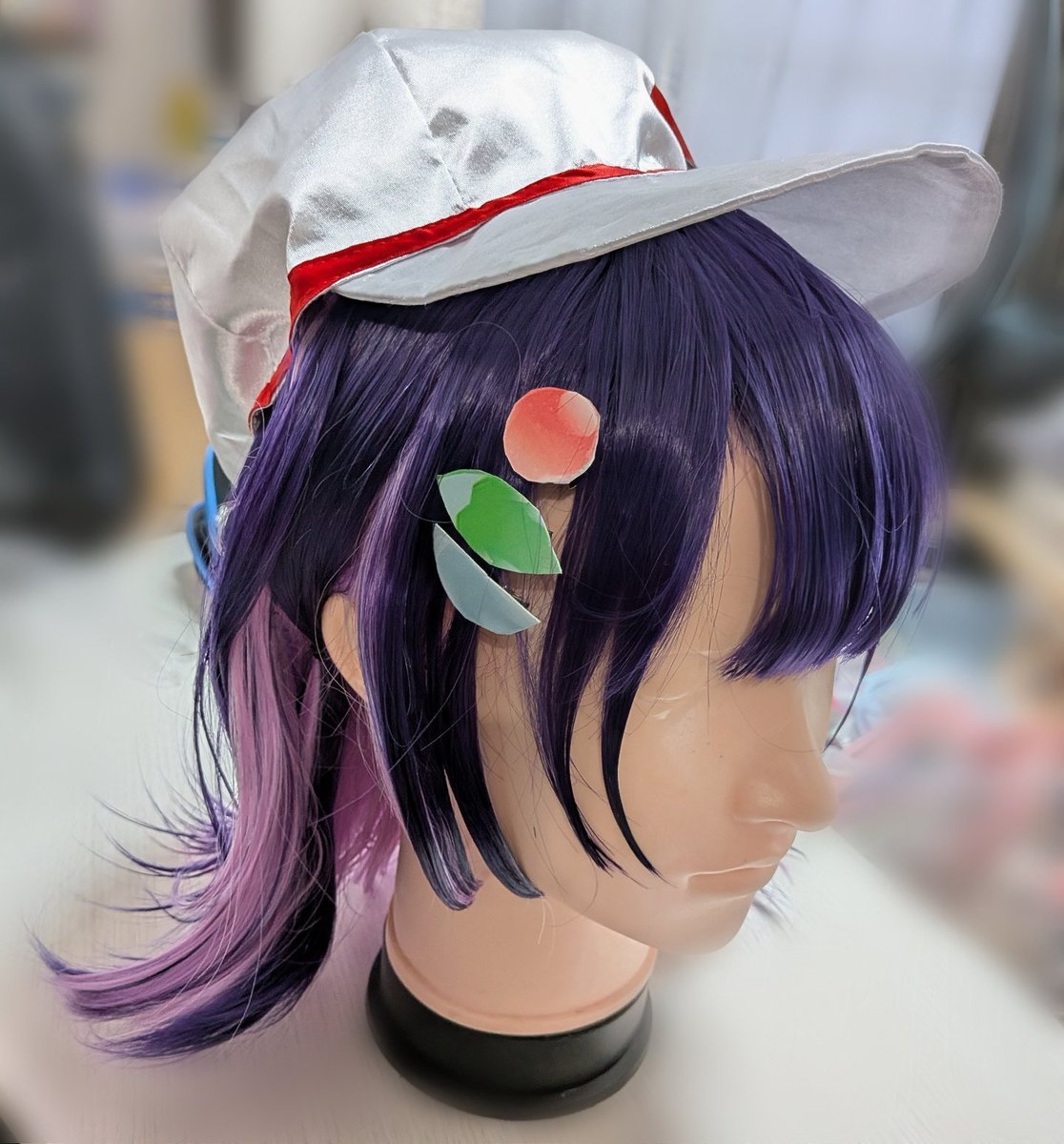 inokumu's tweet photo. 【🥗のウィッグ作り①】
作業時間：約15時間

・丸みを出すために、全体で耳の上の高さでふかし
・前髪は毛先を強めの内巻き
・上部分は平面を意識してスプレー
・毛先は水で縮みやすいウィッグのため、アイロンで毛流れを付けた後、生え際を見て細かく束に分けて水とスプレー

#くむりのコスプレ日記 https://t.co/MJaECcpoaP