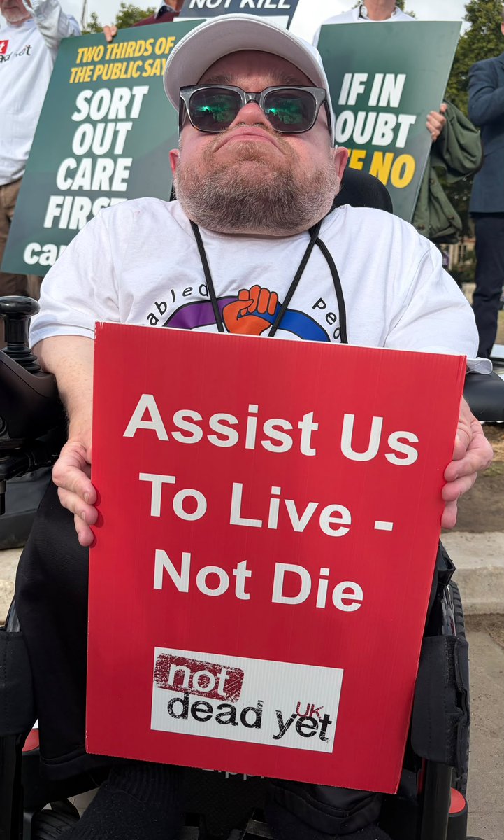 TheNotDeadYetUK's tweet photo. Great scenes outside Parliament today with @thelizcarr . It’s time for MPs to stop ignoring the concerns of disabled people and listen. 85% of the public agree that you should.
Some photos credit @paulapeters2 
https://t.co/ZFF9BRpl9e https://t.co/EL58QkRhw6