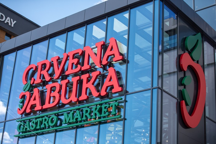e_secer's tweet photo. Bosna Hersek'te alış veriş konusunda uzak durmanız gereken bir yer daha: Crvena jabuka. 

Neden mi? 

Sahibi Sırp evet, ama bu çok da alışılmamış bir durum değil Bosna Hersek gibi bir ülkede. Fakat, bu marka için çok önceden aslında sahibinin Dodik olduğu iddiaları vardı. 

Aynı zamanda, geçen dünya kupasında Bosna Hersek'te çok farklı bir heyecan ve atmosfer vardı. Takip edenler onu da paylaşımlarımdan biliyorlar. O dönemde tüm ülke milli takım formasıyla dolaşıyordu. Bu işletmede çalışan iki Boşnak da milli takım formasıyla işe geldiklerinde uyarıyla karşılaştılar. Medyanın o zaman yazdığı bilgilere göre ya formaları çıkartacaklardı ya da iş çıkışları verilecekti. 

Bu işletme oldukça büyük, Saraybosna'da da varlar. Ha, nasıl olur derseniz, o da bizim eksikliğimiz. Çokça boykot çağrısı yapıldı aslında ama, insan aklı maalesef iki günde unutuyor. 

Biz yine de yazalım.