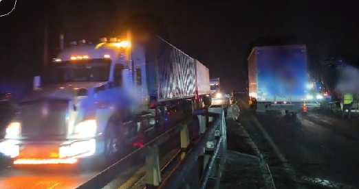 GN_Carreteras's tweet photo. #Tomeloencuenta en #Jalisco tras cierre total de la circulación por #Vehiculoincendiado cerca del Km 062+000, de la carretera Guadalajara – Colima. Se orienta a la ciudadanía que se activa la circulación en un carril en ambos sentidos. Atienda indicación vial. https://t.co/HzsGakJ9Zz
