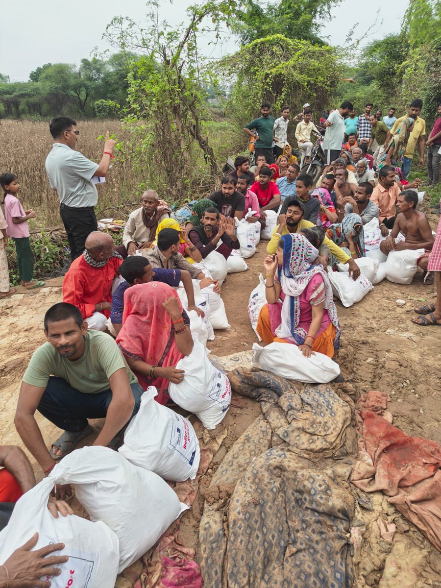 Sewa_Intl's tweet photo. Hope Begins with Every Ration Kit. 

When floods disrupt lives, timely support becomes a lifeline.

Sewa International, with the support of @KotakBankLtd  CSR initiative, has begun distributing 500 ration kits to flood-affected families in Chitrakoot, Uttar Pradesh, helping communities meet their immediate food needs during this difficult time.

Together, we stand with families as they rebuild with hope, dignity, and strength.

#SewaInternational #KotakMahindraBank #CSRForChange #Chitrakoot #UttarPradesh #FloodRelief