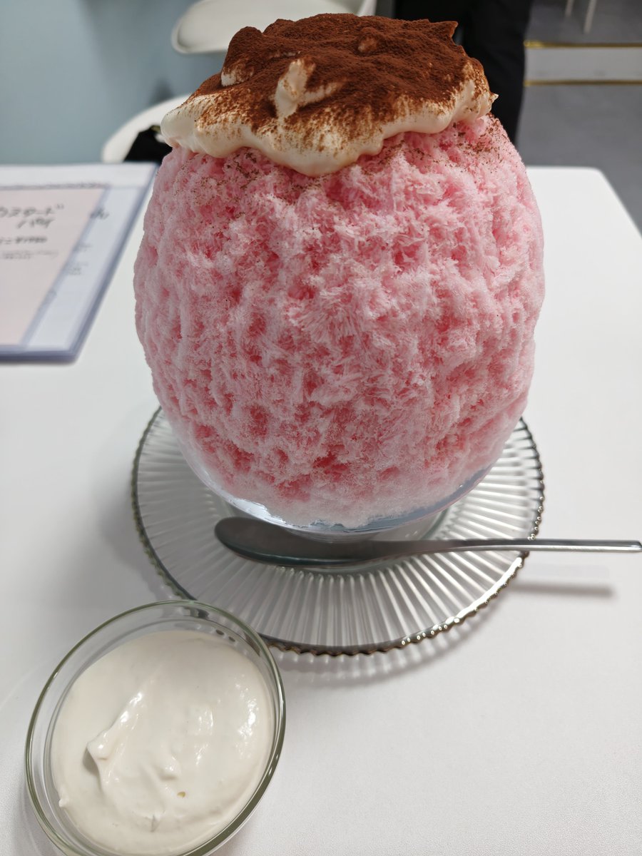 sun_baza's tweet photo. 先日の夜氷活です。
綱島のミミパレさん。
「桜ティラミスtp全桜みるく&酒粕クリーム」をいただきました。
芋ようかんが芋ようかんだった。
何を言っている！と思うのですが、食べ応えある芋ようかんがいるのです。それがたまらなく美味しくて。
ぶっちゃけ、芋ようかんだけで食べたい！
酒粕はあうのでお腹いっぱいになるかき氷になりました！美味しかった！！！