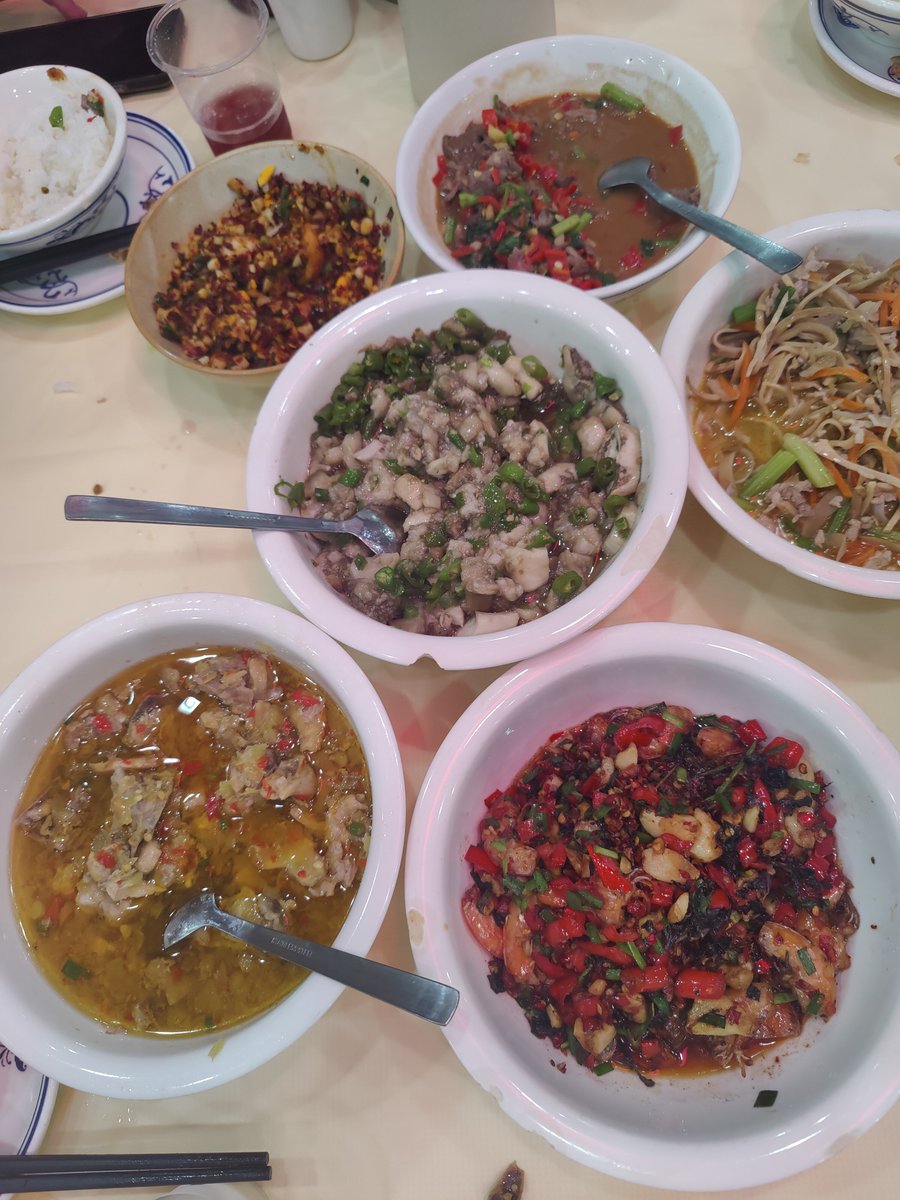 zzjj_03's tweet photo. 昨天的酸甜香辣只有我自己知道
一天吃两大顿 已经圆了
（人鱼线深一些的话确实更好看吧）
（迎新活动喜获食堂的三荤两素）
（长沙笨罗卜总店大吃特吃） https://t.co/SfaYjz72Tz