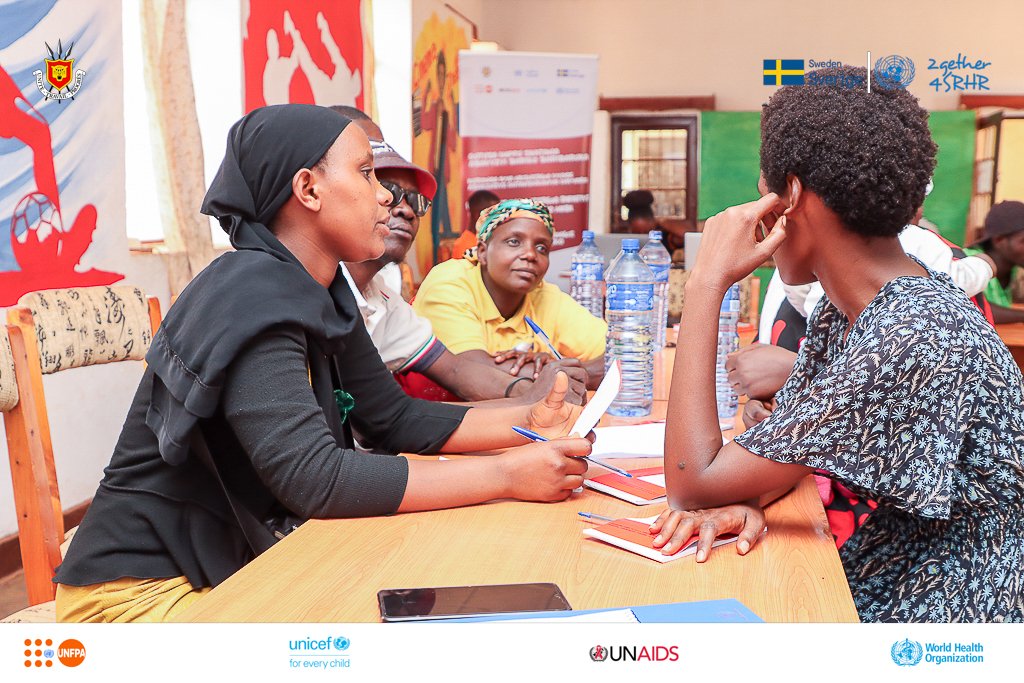 UNFPABurundi's tweet photo. Les clubs d’écoute, liés aux radios Voix de la Réconciliation, Radio Buntu et Beena, disposent désormais d’organes de direction et d’une feuille de route. Ils contribueront au changement des mentalités et des comportements dans les communautés. #2gether4SRHR #UNFPA #Burundi https://t.co/J7nFG4XmVN