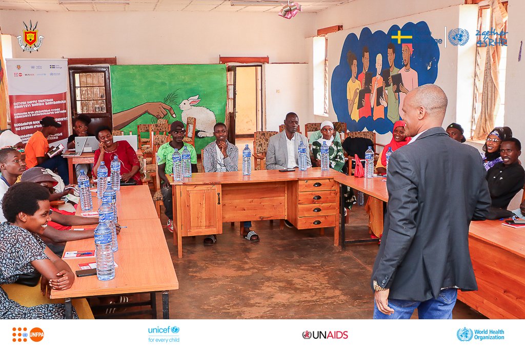 UNFPABurundi's tweet photo. Les clubs d’écoute, liés aux radios Voix de la Réconciliation, Radio Buntu et Beena, disposent désormais d’organes de direction et d’une feuille de route. Ils contribueront au changement des mentalités et des comportements dans les communautés. #2gether4SRHR #UNFPA #Burundi https://t.co/J7nFG4XmVN
