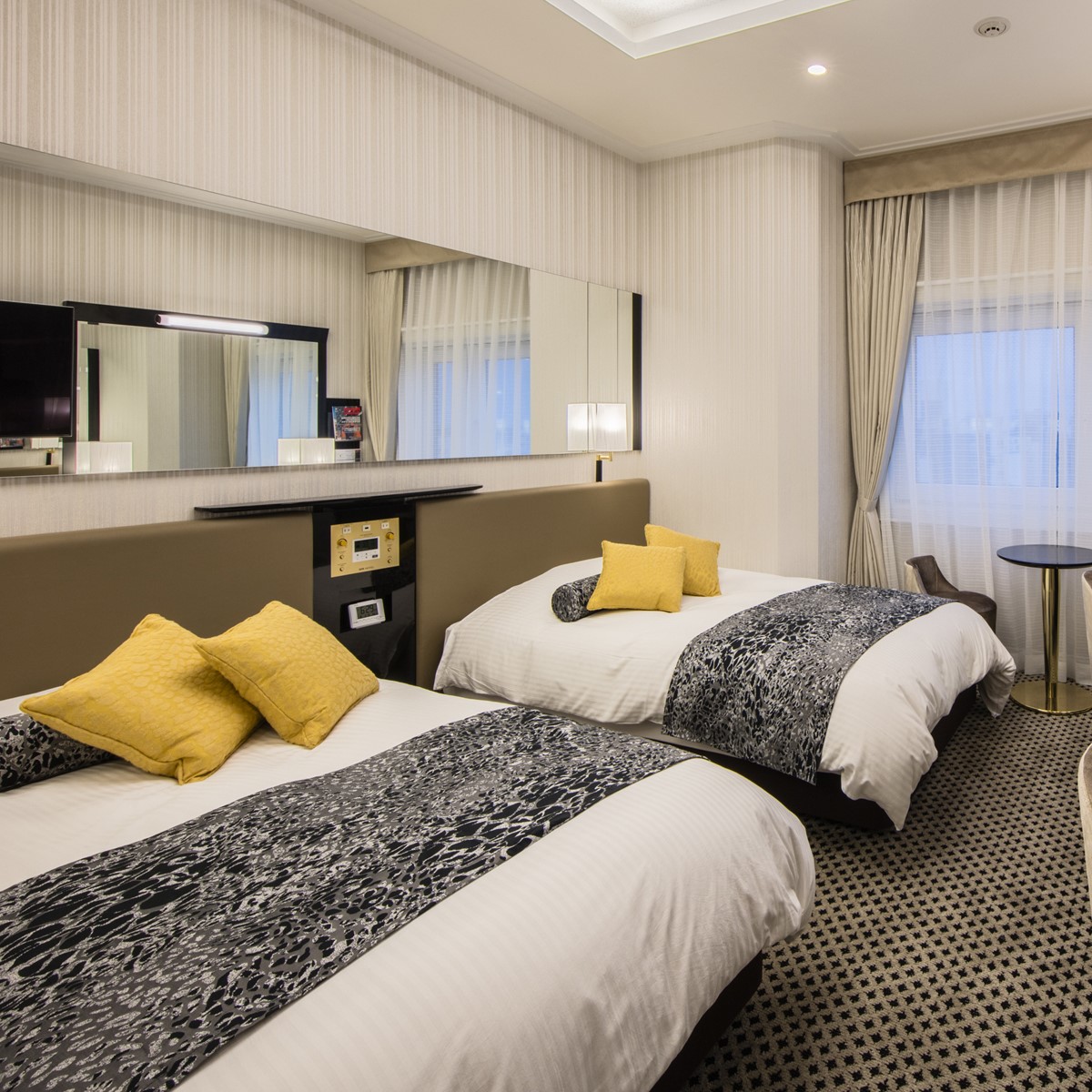 _apahotel's tweet photo. ライブで遅くなっても安心！
快適なベッドでぐっすり休んで、綺麗な客室で心ゆくまで推し活の余韻に浸りませんか？

遠征やイベント参加にはアパホテルをご活用ください！