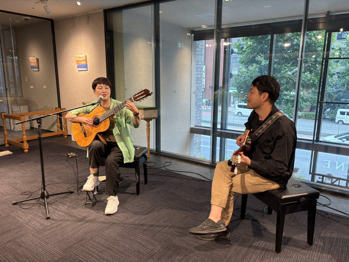 ocharin_mock's tweet photo. ＃おちゃのおと
もう手に入れましたか？ 楽器の町🎷御茶ノ水で手にしてくださいね🎶
＃メガネの井上
 ＃ウエムラケイ
 対談の前に初音の合わせが行われました🎶 https://t.co/zrP4Hn97FH