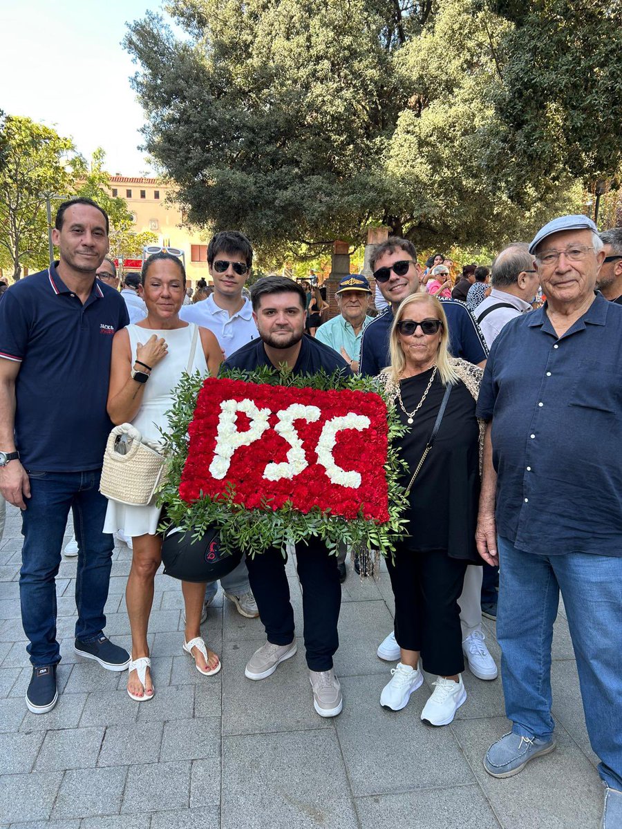 PSC_Cornella's tweet photo. Que passeu una molt bona Diada! 🌹

#BonaDiada #11deSetembre #Diada https://t.co/aQK3jEdgBI