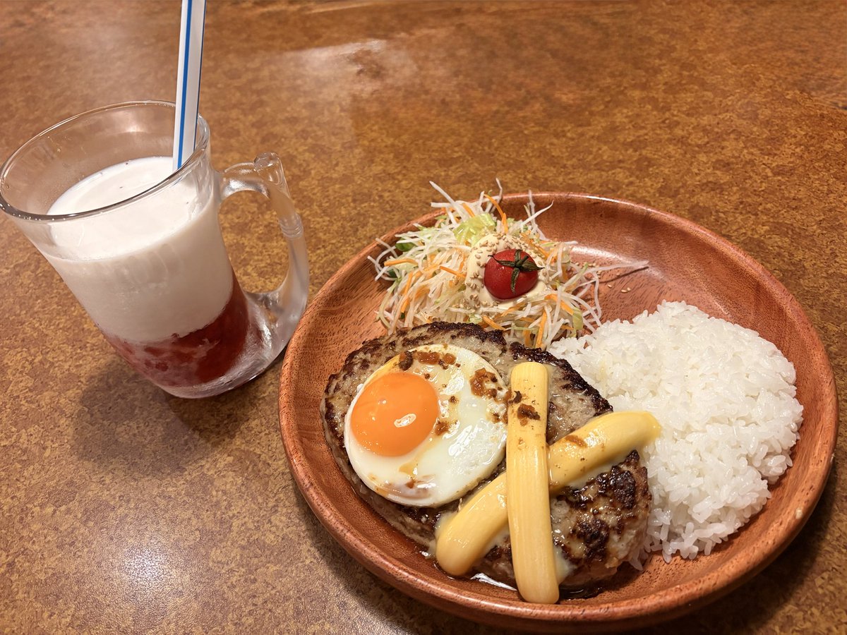 pompokoponhide's tweet photo. 今日の晩メシ��びっくりドンキー🍴😋

チーズバーグディッシュ＋たまご🧀🍳
イカの箱舟🦑
そして、いちごミルク🍓🥛

美味しいものをしっかり食べて大満足✨
今日も幸せな晩ごはんでした😊

ごちそうさまでした🙏 https://t.co/7NUByLfPHH