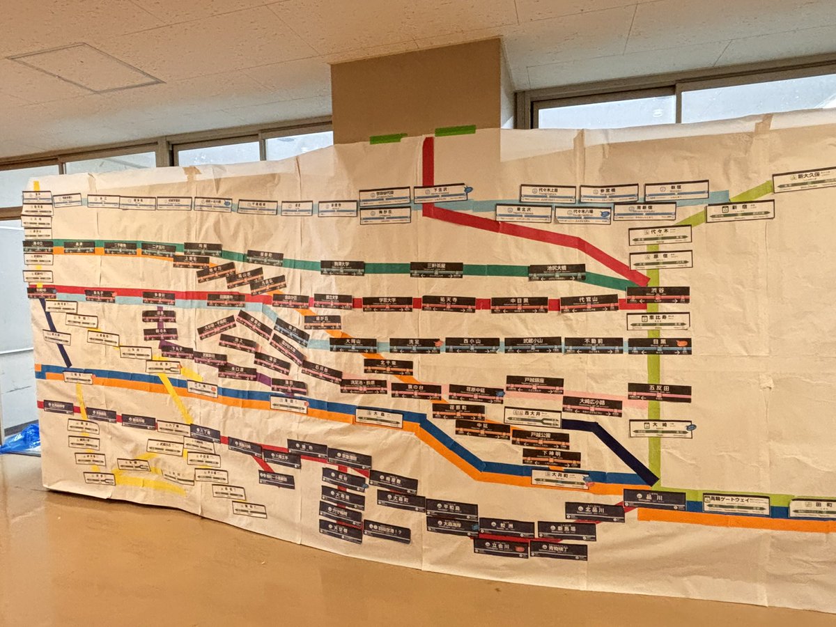 ara___1963's tweet photo. 【文化祭まであと1日！】①
今年は「最寄駅大調査」という企画を行います！
高校棟4階高二EF組教室の外の廊下には浅野周辺地域の路線図が描かれた壁装飾が掲げられており、路線図には部員制作の駅名標が貼り付けてられています。ご来場された皆様にシールを配布いたしますので、ぜひ貼って下さい！ https://t.co/um1VxkjH8a