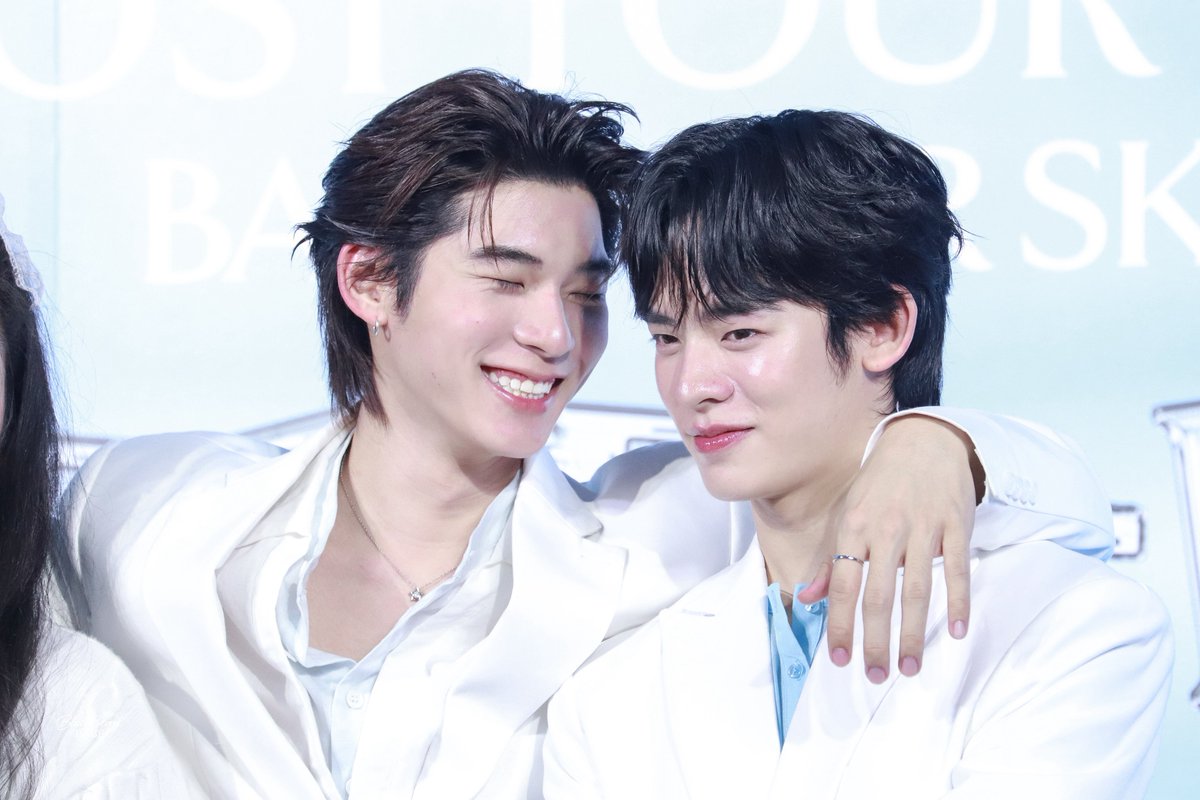 BlackBryBABE's tweet photo. 11.09.26 | กลิ่นคนมีความรักอ่ะน้อออออ

BYBO GLOW TOGETHER WITH TTP
#BYBOxTEETEEPOR 

-ˋˏ✄┈┈ #twnpich #porsuppakarn https://t.co/HMV62lKuwK