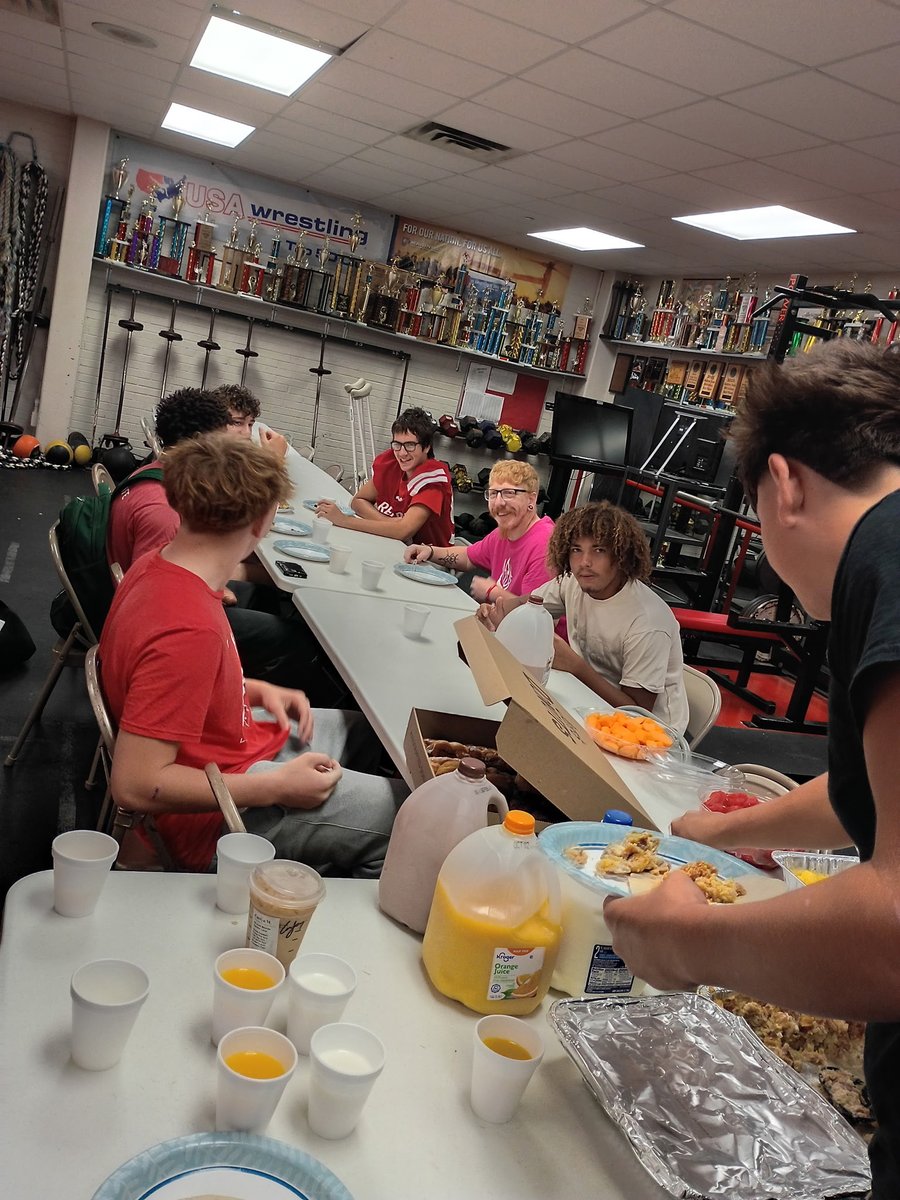 JeffHS_Wres's tweet photo. Homecoming: Our Gridiron Grappler breakfast-  Good luck tonight to JHS  and all our 🤼‍♂️ on the gridiron! Hope to see double legs all over the field tonight! Thank you coach Cotner for dropping in! 🏈+🤼‍♂️=🥇@JeffRedDevilsAD @JHSFBBoosters https://t.co/reMOdasWRO