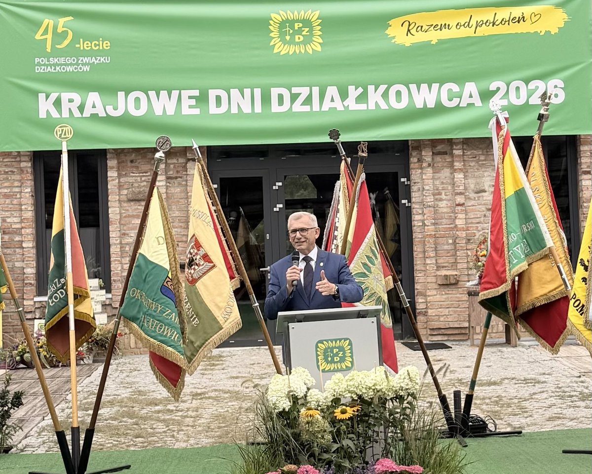 Kwiatkowski2011's tweet photo. Dziś na Krajowych Dniach Działkowca 2026 spotykamy się nie tylko po to, by świętować. Przede wszystkim rozmawiamy o przyszłości Rodzinnych Ogrodów Działkowych.

Działkowcy potrzebują dziś przede wszystkim bezpieczeństwa i jasnych zasad. ROD muszą być chronione w planowaniu przestrzennym, a nowe przepisy powinny wzmacniać, a nie osłabiać ich pozycję.

Ogrody działkowe to nie tylko miejsce odpoczynku. To zieleń, retencja wody, lepszy mikroklimat miast i ważna część lokalnych wspólnot. Dlatego potrzebne jest także realne wsparcie dla ich infrastruktury i rozwoju. 

Dziękuję Polskiemu Związkowi Działkowców i wszystkim działkowcom za zaproszenie i za codzienną pracę na rzecz tych wyjątkowych miejsc. Ogrody te trzeba chronić i rozwijać dla obecnych i kolejnych pokoleń 🌿