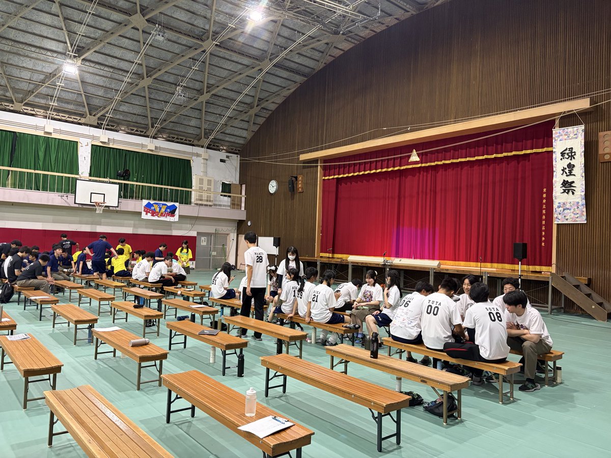 ktkwdbaseball's tweet photo. 今日は文化祭1日目でした！
野球部のメンバーもステージに出て、学校を盛り上げてくれました！
文化祭の後は課題練習を行いました。
それぞれが自分の課題と向き合い、何を意識して練習するべきかを考えながら取り組みました。
 #北桑田 #高校野球 #文化祭 https://t.co/LKZxCfuo9f