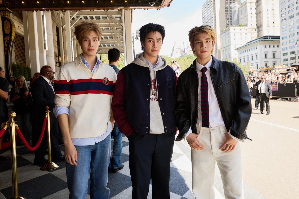 ahbuuuuu_'s tweet photo. 纽约同框,风格在线

Phuwin、Gemini 与 Fourth 亮相The Plaza，
以各具特色的秀场造型现身
TOMMY HILFIGER 2027 春季系列时装秀
层次穿搭碰撞鲜明个性, 勾勒摩登学院风的不同表达

PHUWIN STUNNING NYFW27
#TommyHilfigerXPhuwin https://t.co/Pwa6jSS265