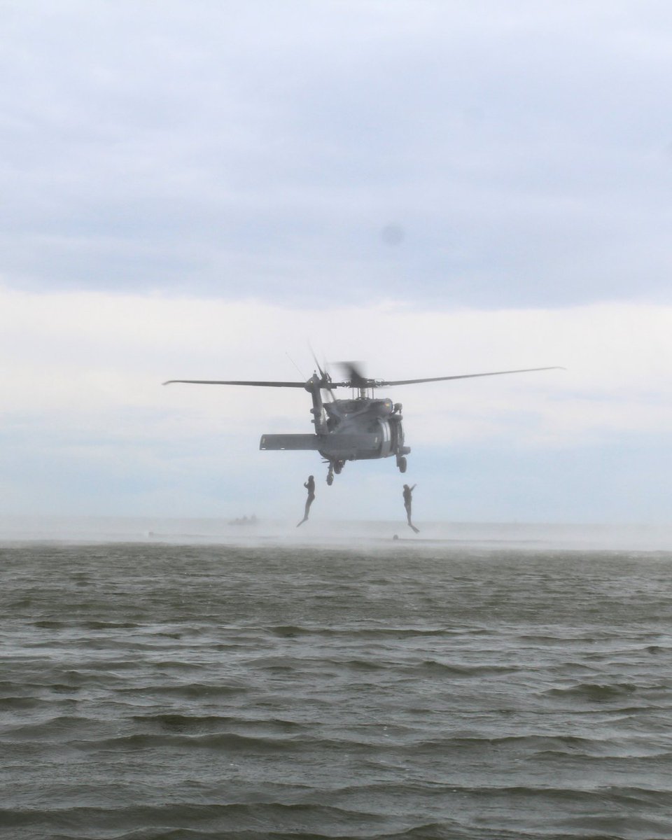 emgfa_oficial's tweet photo. Os fuzileiros portugueses destacados na Lituânia participaram num treino conjunto com os seus congéneres lituanos, utilizando um helicóptero lituano UH-60 Black Hawk 🚁

Mais em https://t.co/IxNCnEX70p

#ForçasArmadasPortuguesas #Fuzileiros #FFZLTU26 #WeAreNato https://t.co/wXzvZhHFWY