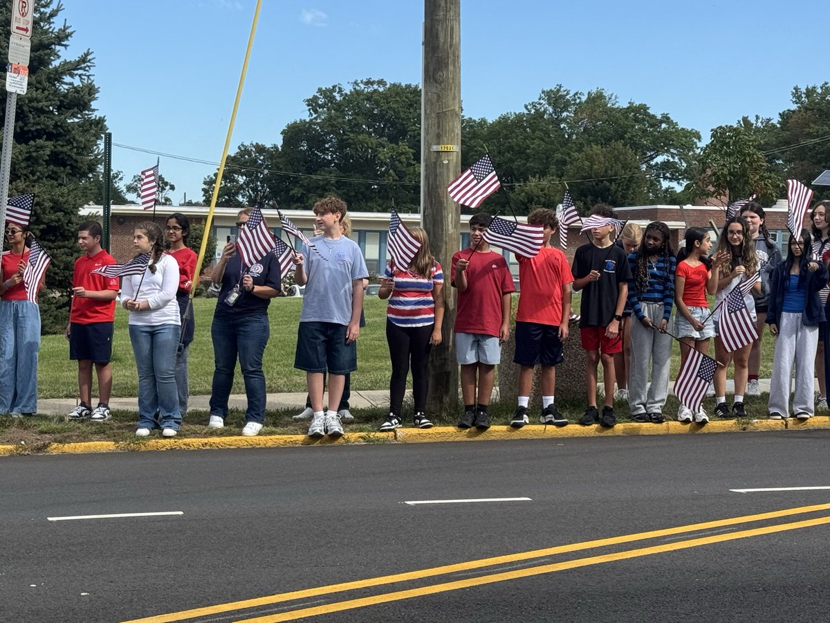 ColoniaMiddle's tweet photo. Today Mr. Short and some of our students gathered along the streets of Woodbridge Township today to watch and honor the community’s Remembrance Walk. ❤️🤍💙 https://t.co/Q5lqse8g0Z
