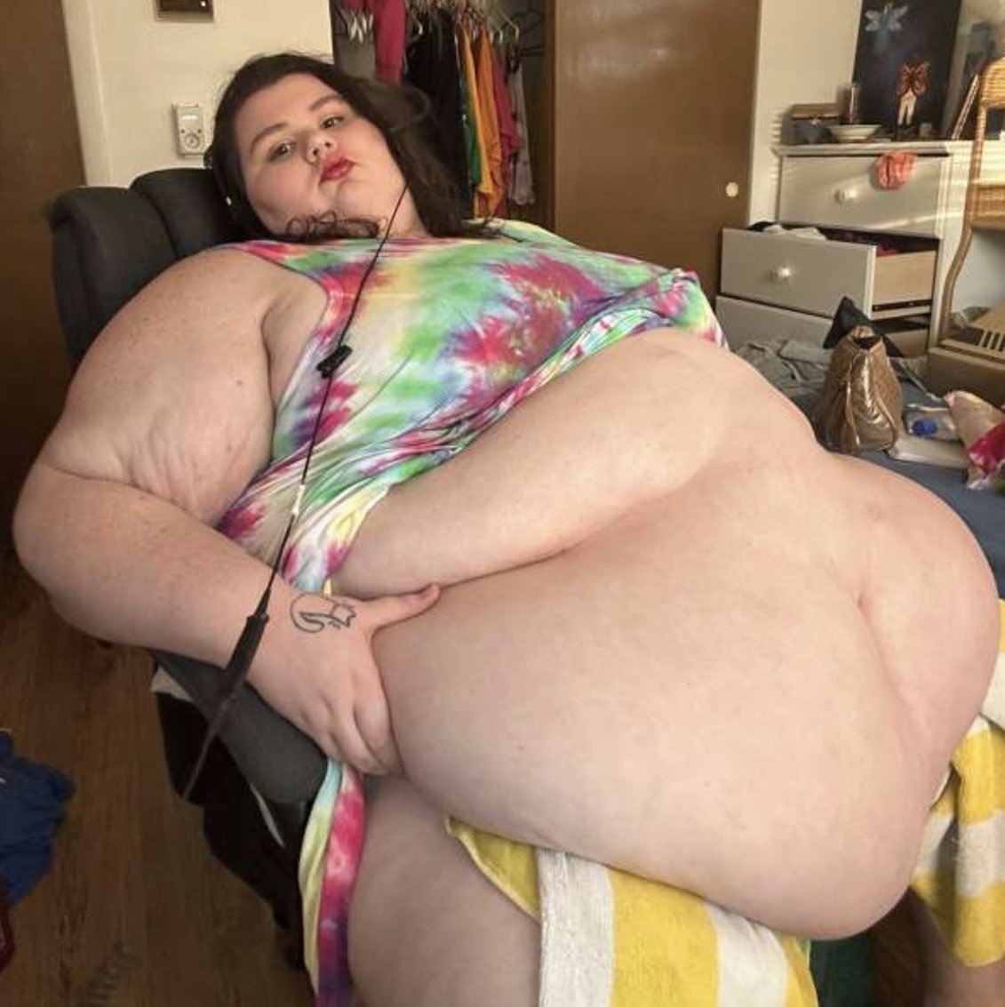 HellaLayzee's tweet photo. Now watch me binge (slurp it)
Now watch me nae nae (okay)
Now watch me binge, binge
Watch me nae nae (watch me eat it) 🎶 She has more issues than a stanky leg, that's for sure. #qlr #chunkyJunky #quirkyloverosee #feederfodder #fupa #bellyplay #mukbang
@quirkyloverosee https://t.co/kZ6CyTcooh