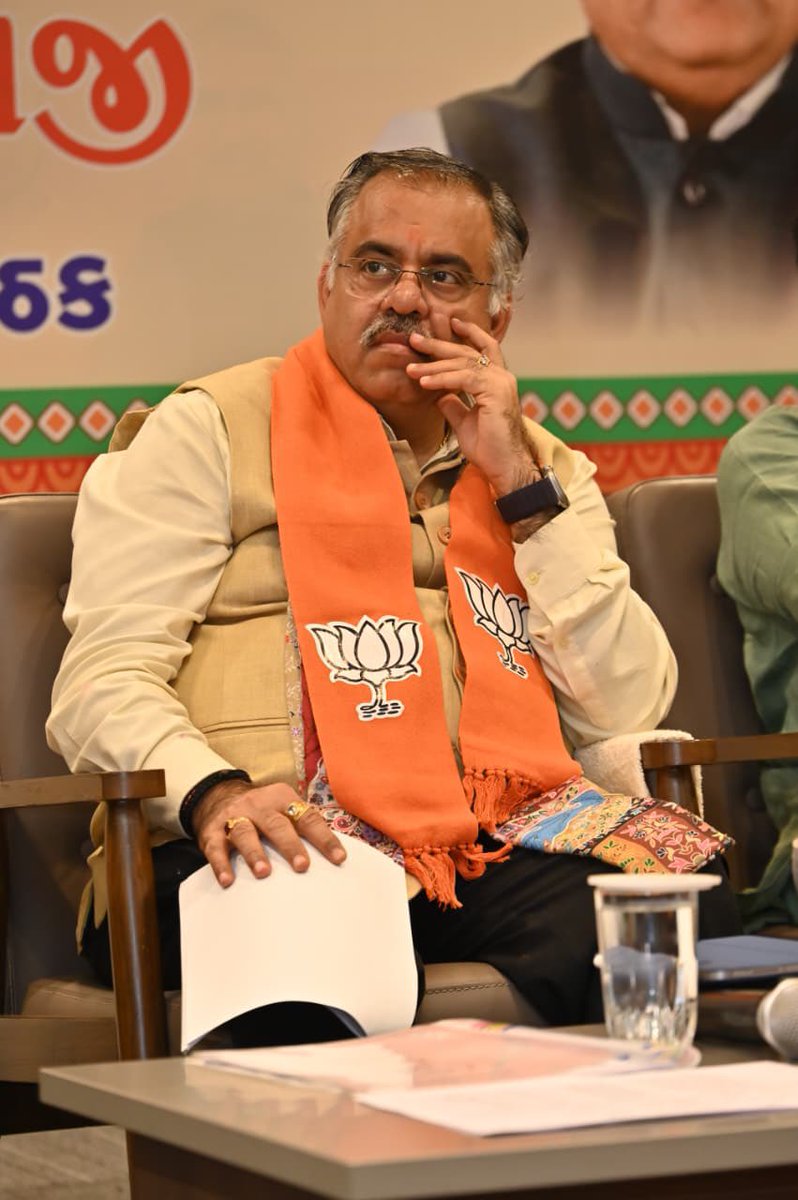 tarunchughbjp's tweet photo. गुजरात, वडोदरा जिले में आयोजित ‘सेवा संकल्प अभियान’ के अंतर्गत जिला टीम, जिला मोर्चा अध्यक्ष एवं महामंत्री, मंडल अध्यक्ष एवं महामंत्री, सोशल मीडिया प्रभारियों तथा पूर्व जिला अध्यक्षों के साथ आयोजित संगठनात्मक बैठक में सहभागिता की।

बैठक में आदरणीय प्रधानमंत्री श्री @narendramodi जी के जन्मदिवस के अवसर पर उनकी 25 वर्षों की जनसेवा एवं राष्ट्रसेवा की यात्रा को समर्पित ‘सेवा संकल्प अभियान’ के अंतर्गत आयोजित होने वाले विभिन्न सेवा कार्यों एवं कार्यक्रमों को लेकर विस्तृत चर्चा की।