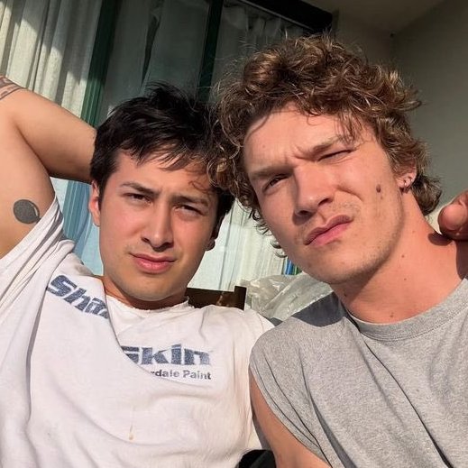 81h24's tweet photo. they look like a couple https://t.co/Bd8fx1TVdY