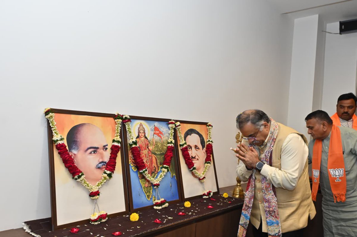 tarunchughbjp's tweet photo. गुजरात, वडोदरा जिले में आयोजित ‘सेवा संकल्प अभियान’ के अंतर्गत जिला टीम, जिला मोर्चा अध्यक्ष एवं महामंत्री, मंडल अध्यक्ष एवं महामंत्री, सोशल मीडिया प्रभारियों तथा पूर्व जिला अध्यक्षों के साथ आयोजित संगठनात्मक बैठक में सहभागिता की।

बैठक में आदरणीय प्रधानमंत्री श्री @narendramodi जी के जन्मदिवस के अवसर पर उनकी 25 वर्षों की जनसेवा एवं राष्ट्रसेवा की यात्रा को समर्पित ‘सेवा संकल्प अभियान’ के अंतर्गत आयोजित होने वाले विभिन्न सेवा कार्यों एवं कार्यक्रमों को लेकर विस्तृत चर्चा की।