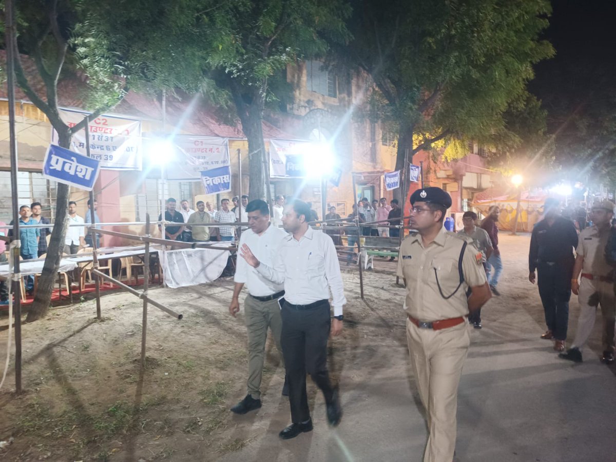 Dmajmer's tweet photo. #अजमेर
नगरीय निकाय आम चुनाव-2026

जिला निर्वाचन ��धिकारी ने राजकीय पॉलिटेक्निक कॉलेज में देखी व्यवस्थाएं, जिला पुलिस अधीक्षक श्री हर्ष वर्धन भी रहे साथ

मतदान सामग्री संग्रहण स्थल, स्ट्रांग रूम एवं मतगणना कक्षों का किया निरीक्षण
@DIPRRajasthan @ceorajasthan @deoajmer @AjmerpoliceR https://t.co/jd4US0LcZY