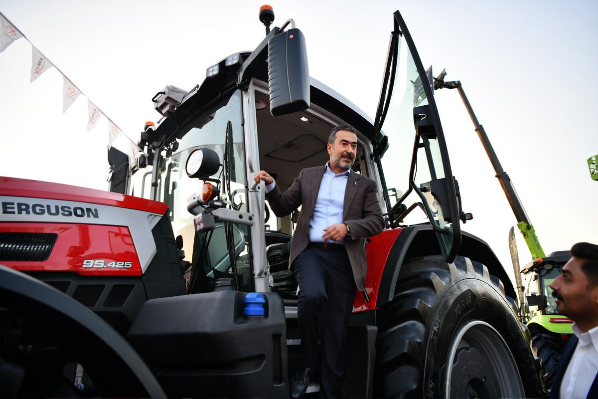 AkpartiAnkara's tweet photo. İl Başkanımız Sn. @hakanhanozcan, Başkent Millet Bahçesi Fuar Alanı'nda düzenlenen 29. Uluslararası AGROTEC Tarım Fuarı'nı ziyaret etti. https://t.co/QRbEcBRomf