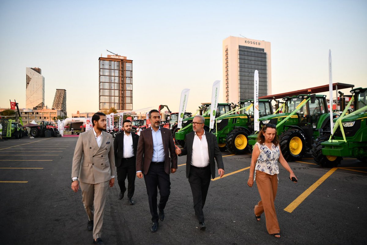 AkpartiAnkara's tweet photo. İl Başkanımız Sn. @hakanhanozcan, Başkent Millet Bahçesi Fuar Alanı'nda düzenlenen 29. Uluslararası AGROTEC Tarım Fuarı'nı ziyaret etti. https://t.co/QRbEcBRomf